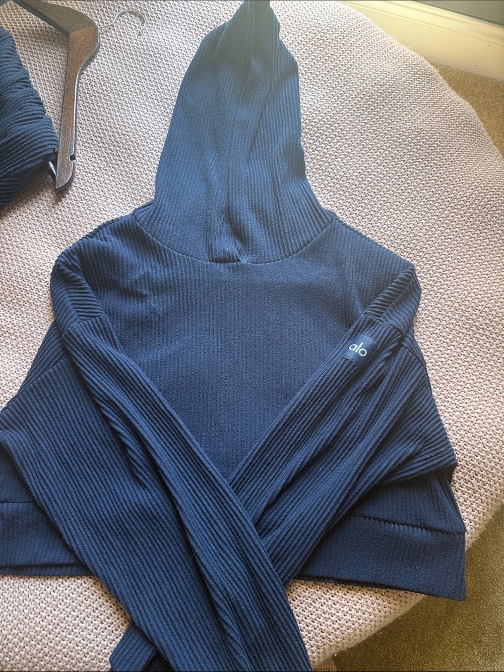 Alo yoga muse hoodie sz S in Navy - Picture 5 of 6